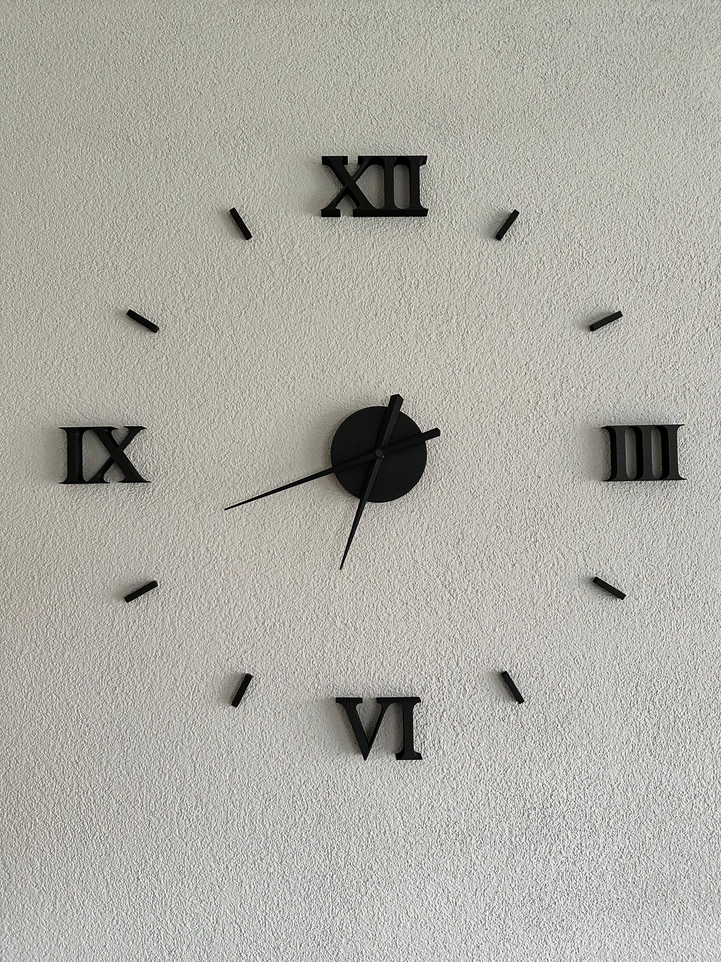 Grosse moderne Wanduhr römische Ziffern Nahansicht