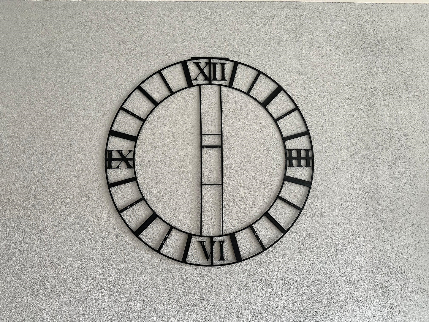 Grosse moderne Wanduhr römische Ziffern Montagehilfe