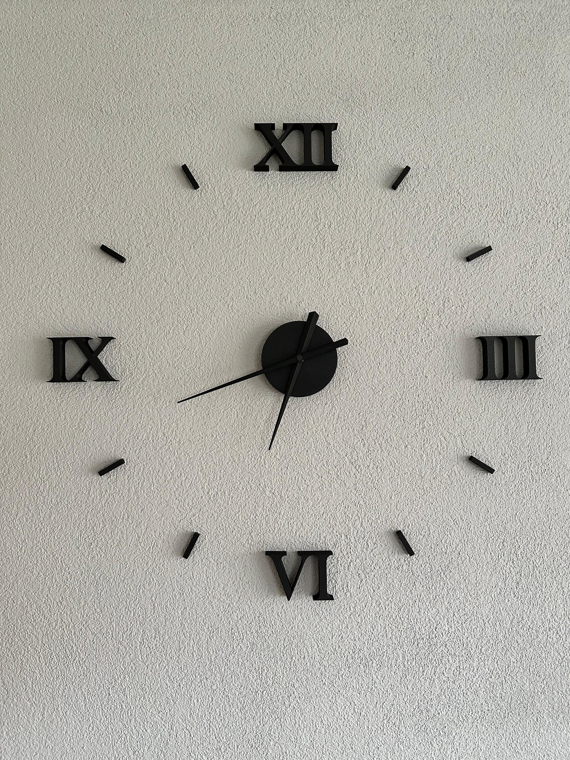 Grosse moderne Wanduhr römische Ziffern Nahansicht
