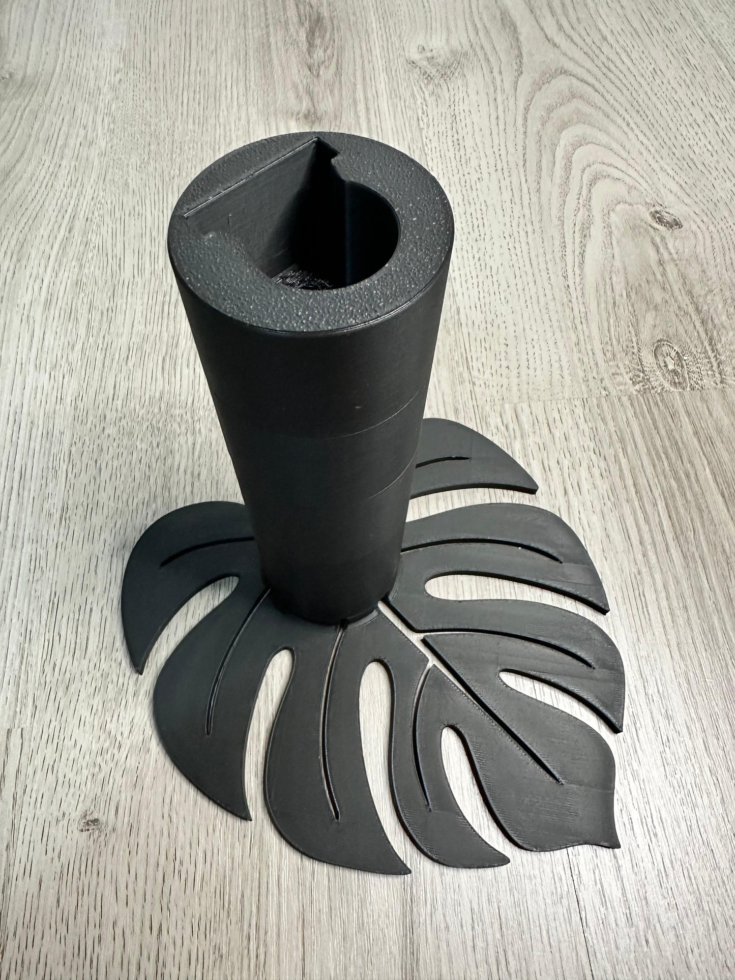 Monstera Blatt Grow Light Ständer zusammengebaut